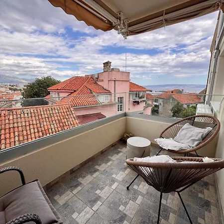 Calm & Relax With Private Parking Apartment