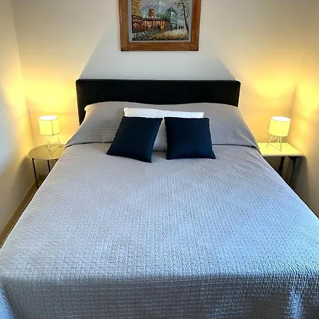 Calm & Relax With Private Parking Apartment