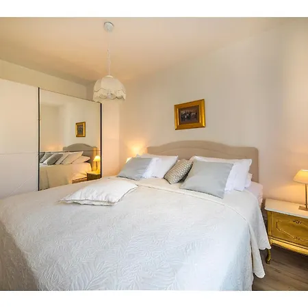 Calm & Relax With Private Parking Split